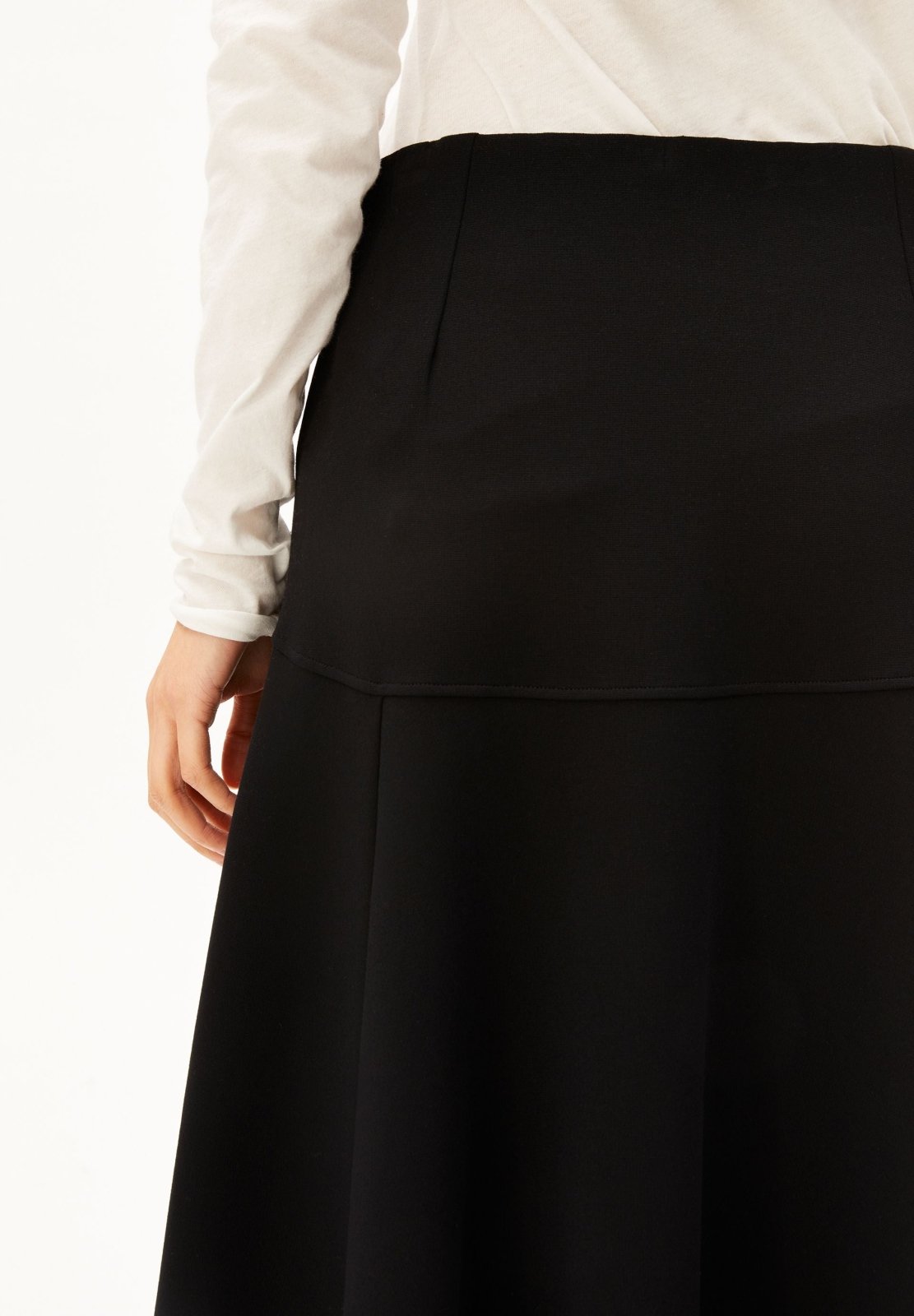Ausgestellter Jersey-Midirock in Schwarz von ARMEDANGELS – Ansicht 3