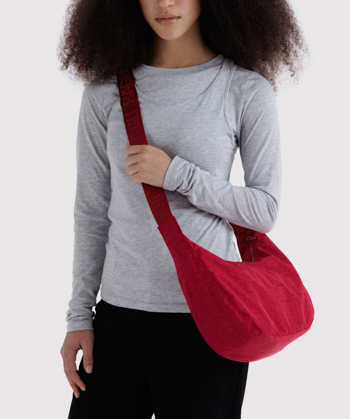 BAGGU - Medium Nylon Crescent Bag Umhängetasche • Cherry - ROSA ECK
