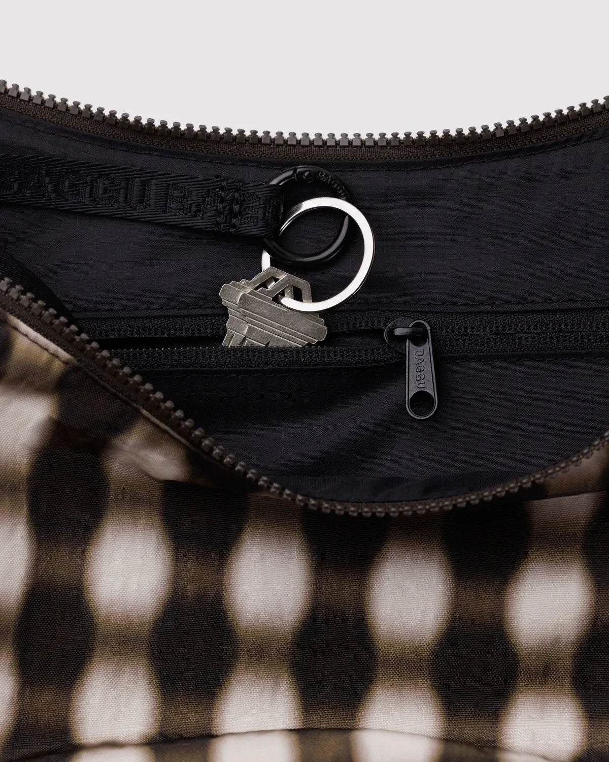 BAGGU - Medium Nylon Crescent Bag Umhängetasche • Blurred Gingham Brown - ROSA ECK