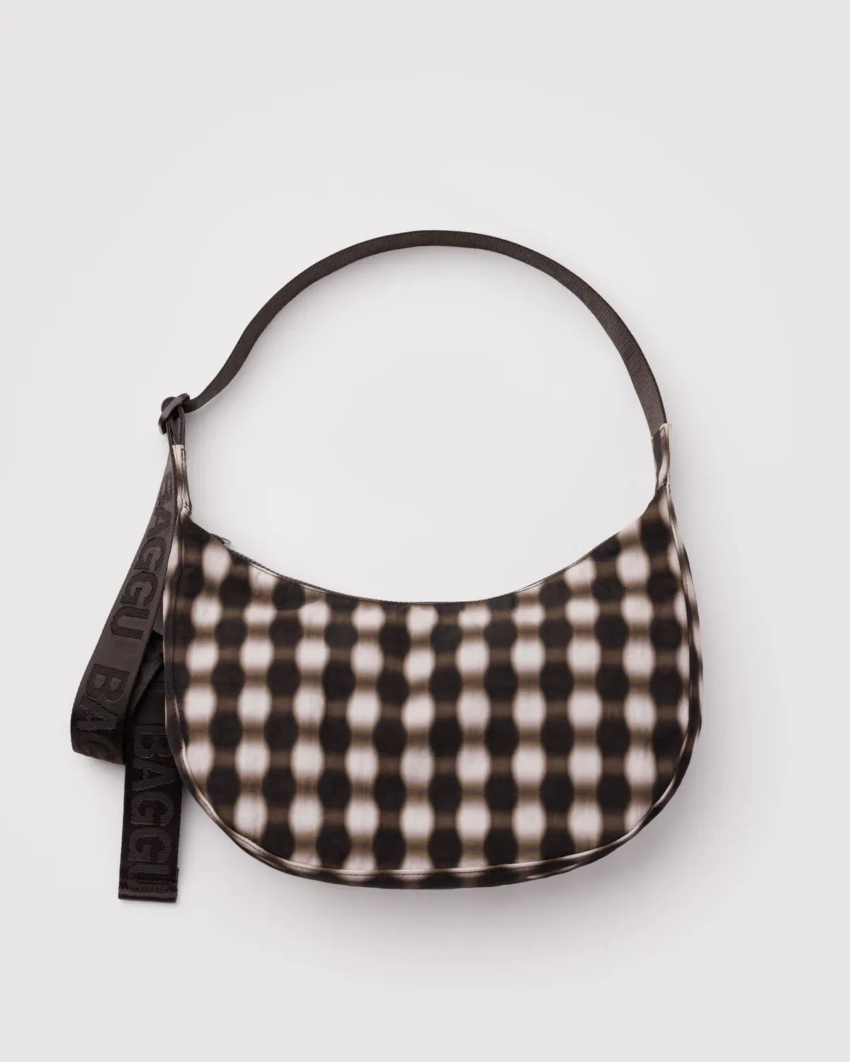BAGGU - Medium Nylon Crescent Bag Umhängetasche • Blurred Gingham Brown - ROSA ECK