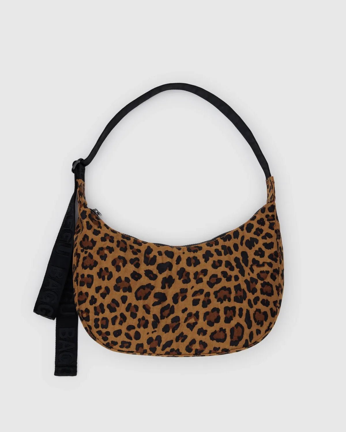 BAGGU - Medium Nylon Crescent Bag Umhängetasche • Leopard - ROSA ECK