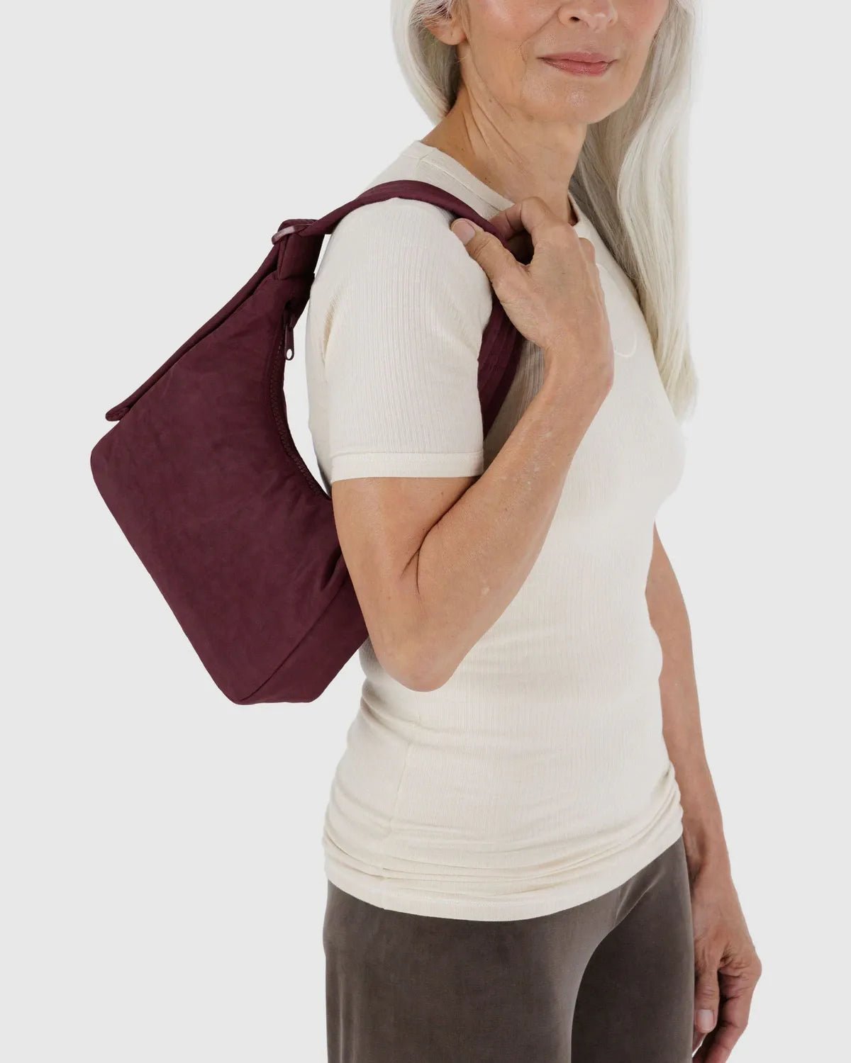 BAGGU - MINI NYLON SHOULDER BAG Schultertasche • Mahogany - Schultertasche - ROSA ECK