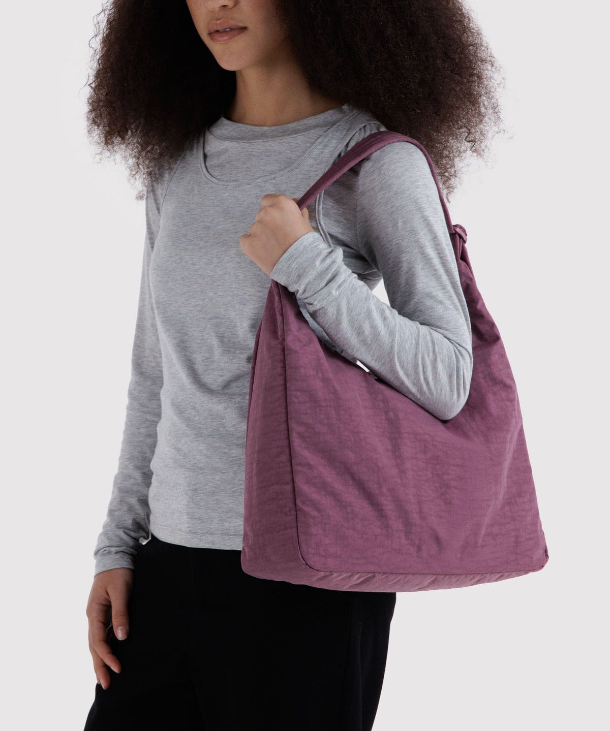 BAGGU - Schultertasche aus Nylon • Wild Plum - ROSA ECK