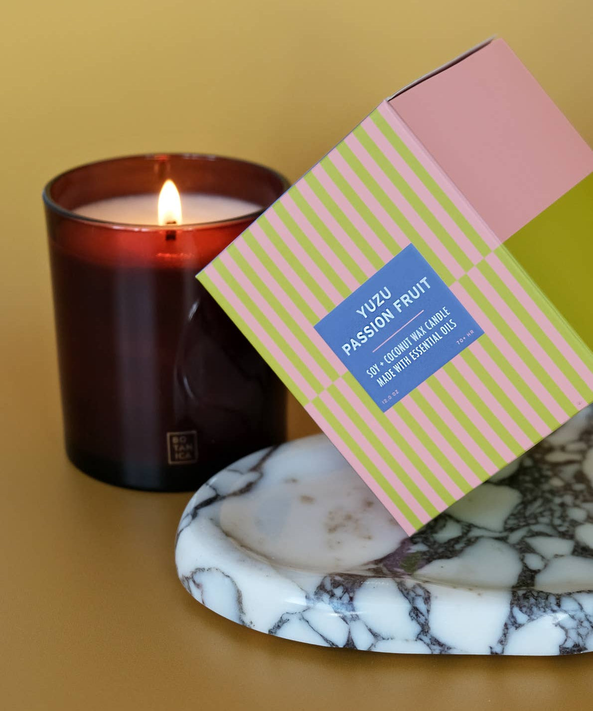BOTANICA - ESSENTIALS Duftkerze • Yuzu + Passion Fruit - ROSA ECK