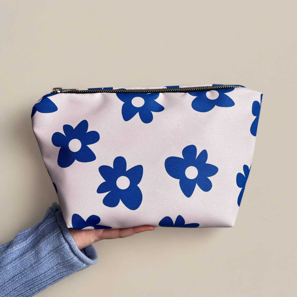 De Lange Tafel - Großer Kulturbeutel • Blaue Blumen - ROSA ECK Concept Store