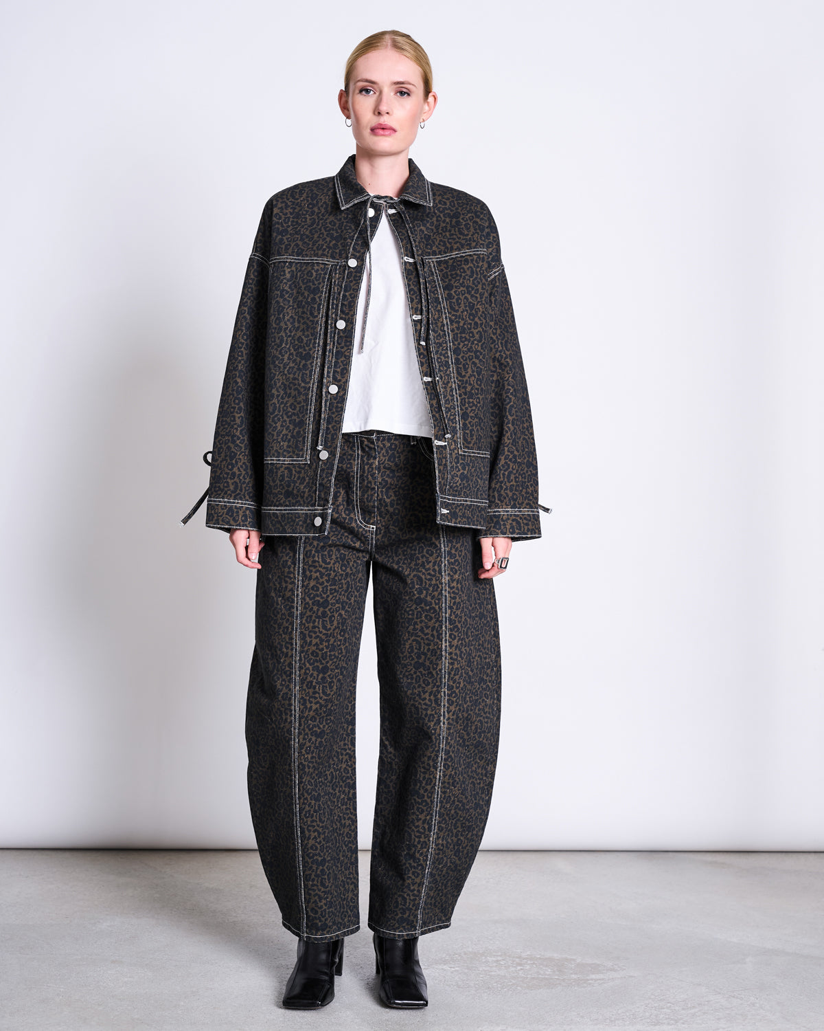 FAYA Barrel Jeans • Dark Leo Print