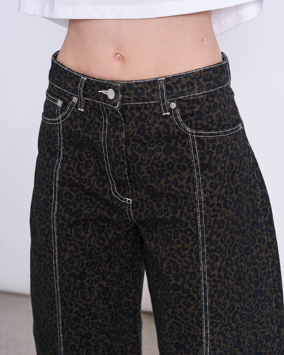 FAYA Barrel Jeans • Dark Leo Print