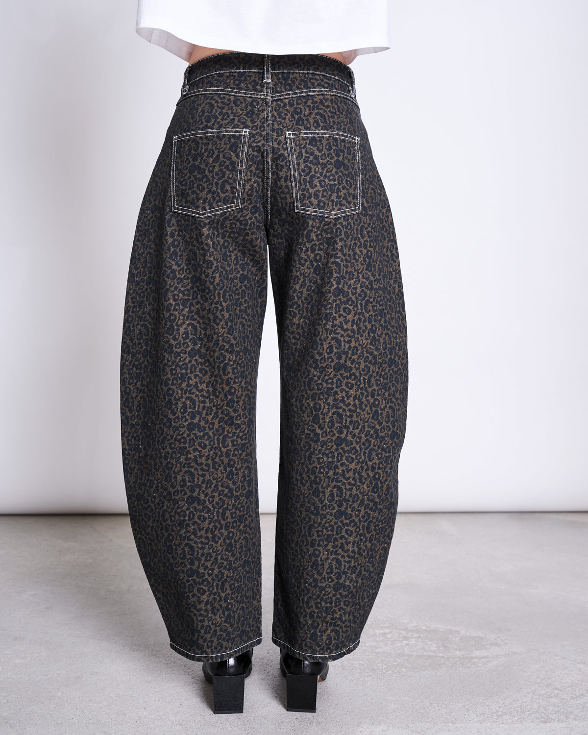 FAYA Barrel Jeans • Dark Leo Print