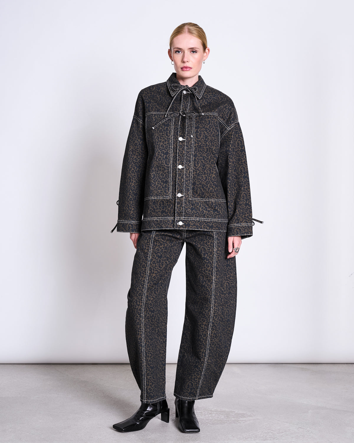 FAYA Barrel Jeans • Dark Leo Print