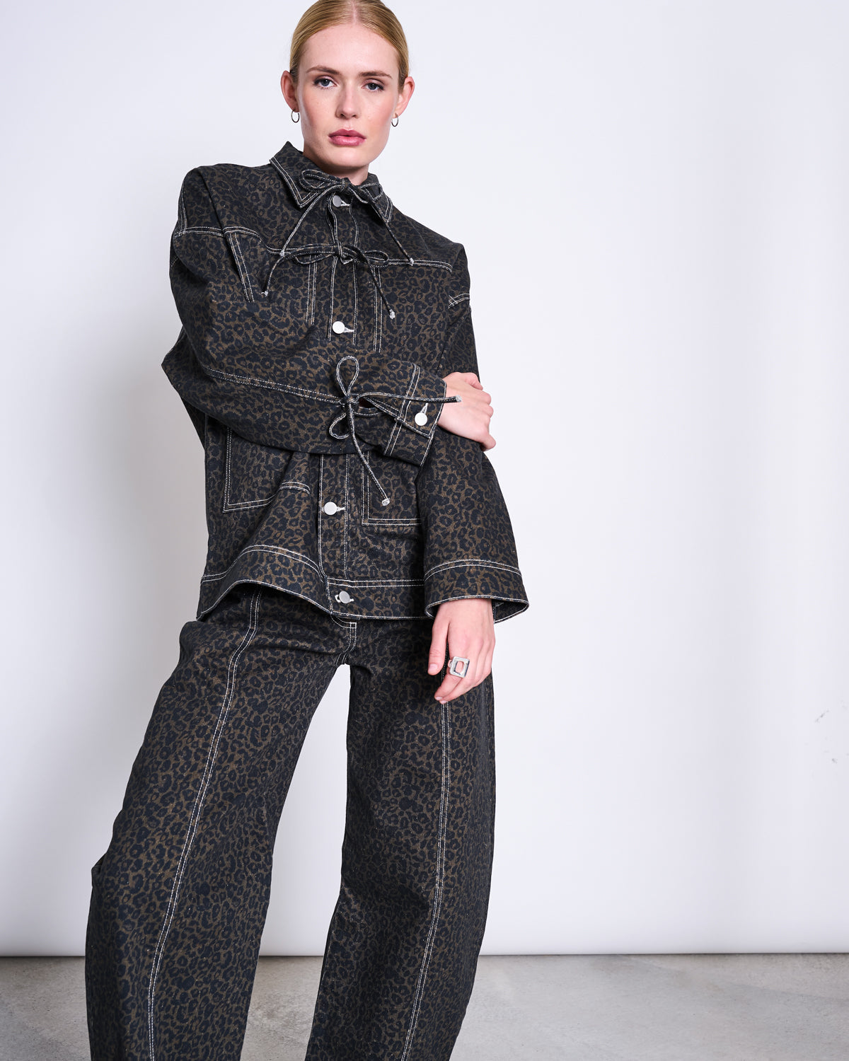 FINA Jeansjacke • Dark Leo Print