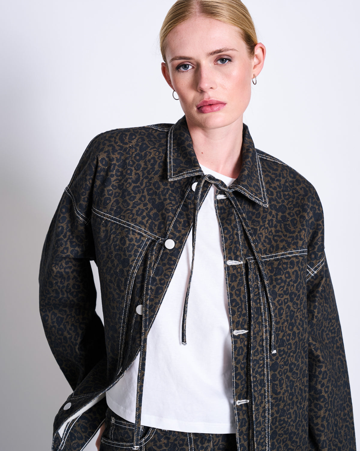 FINA Jeansjacke • Dark Leo Print