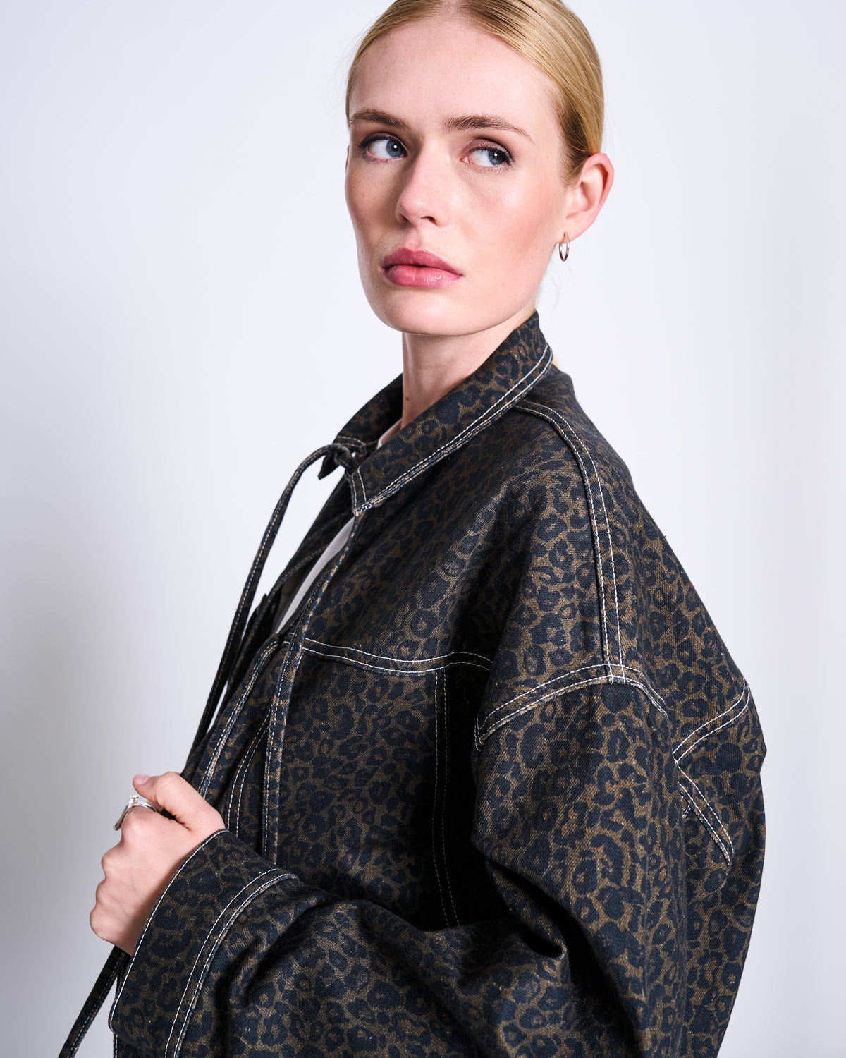 FINA Jeansjacke • Dark Leo Print
