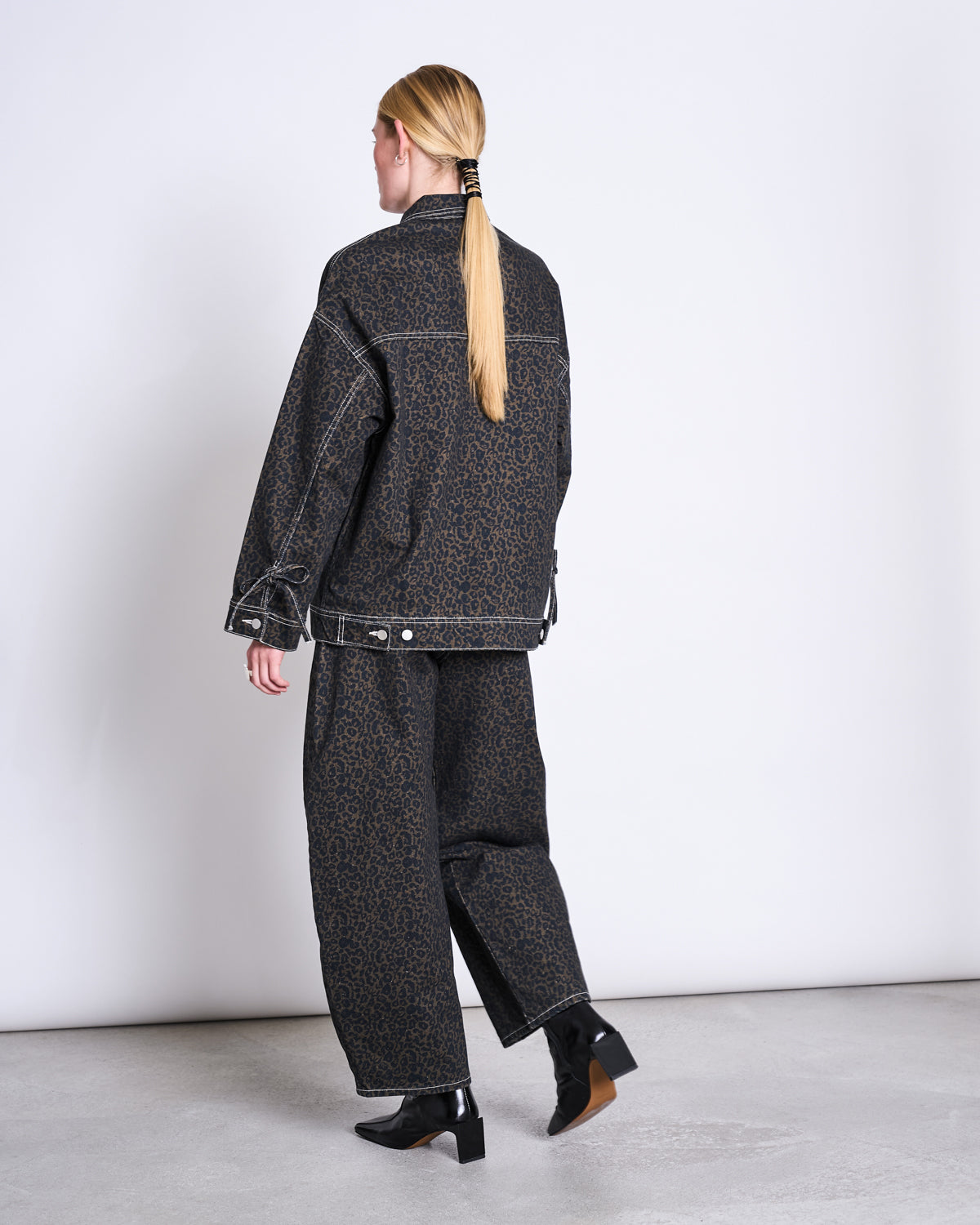 FINA Jeansjacke • Dark Leo Print