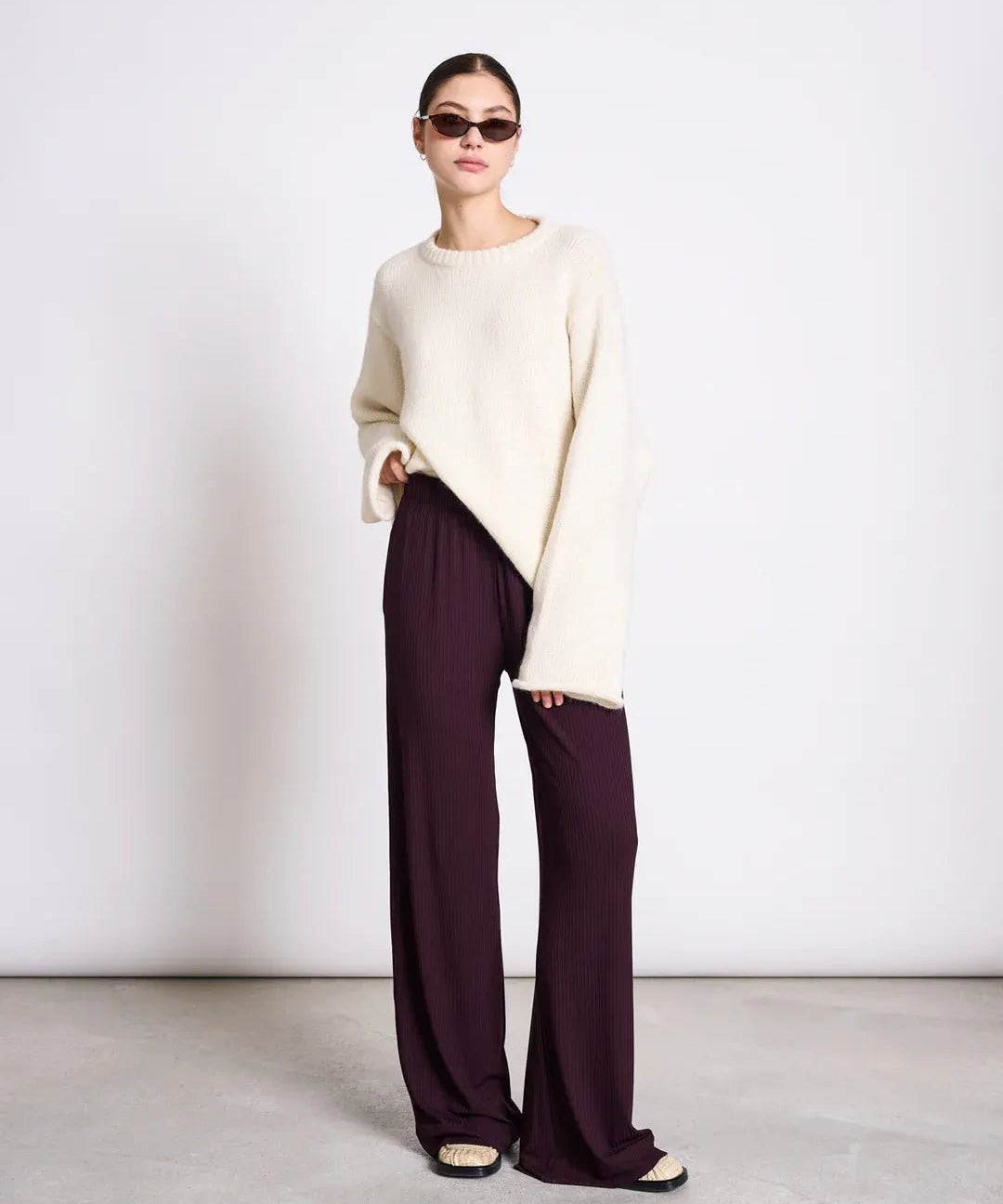 JAN ‘N JUNE - SMILLA Ripp - Hose aus Lyocell • Cherry Lacquer - ROSA ECK Concept Store