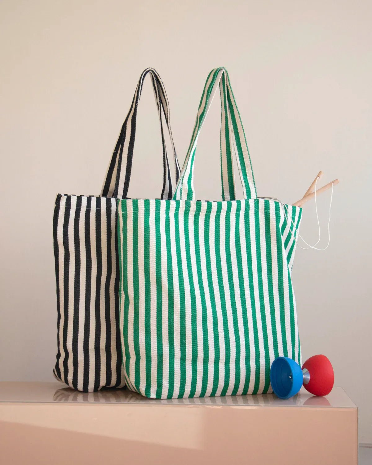 Kado Design - Gestreifte Tragetasche | black - ROSA ECK Concept Store