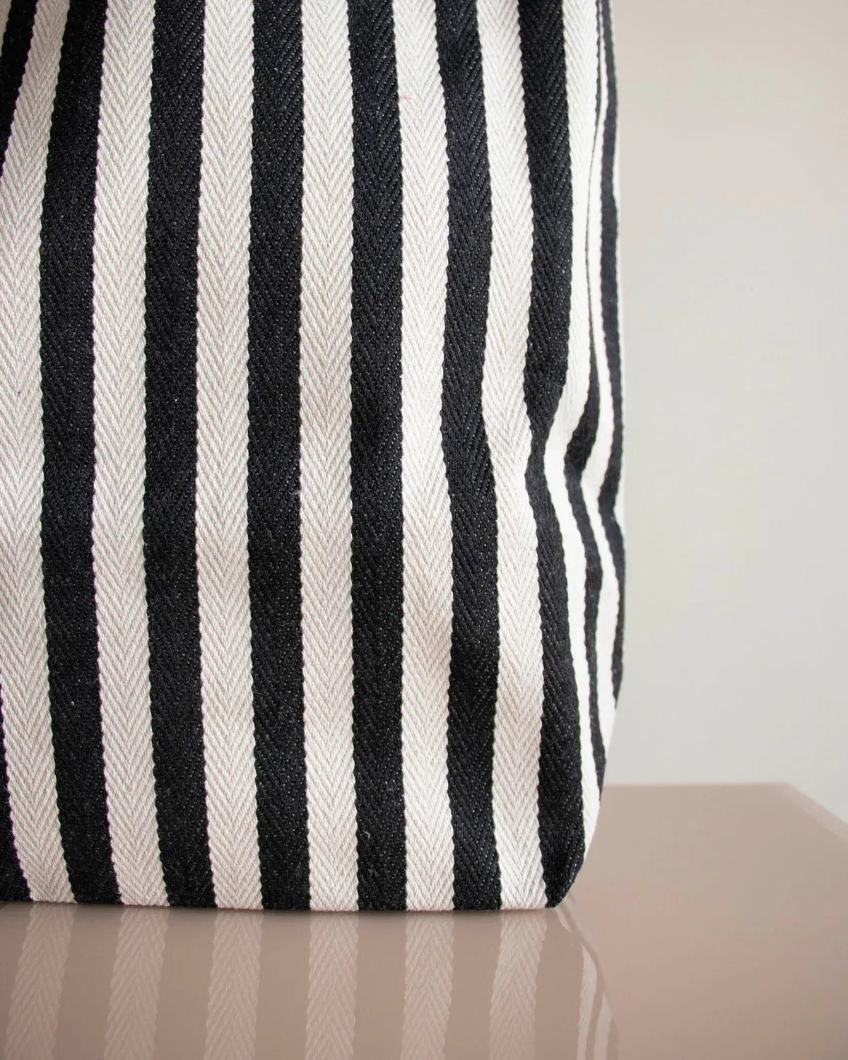 Kado Design - Gestreifte Tragetasche | black - ROSA ECK Concept Store