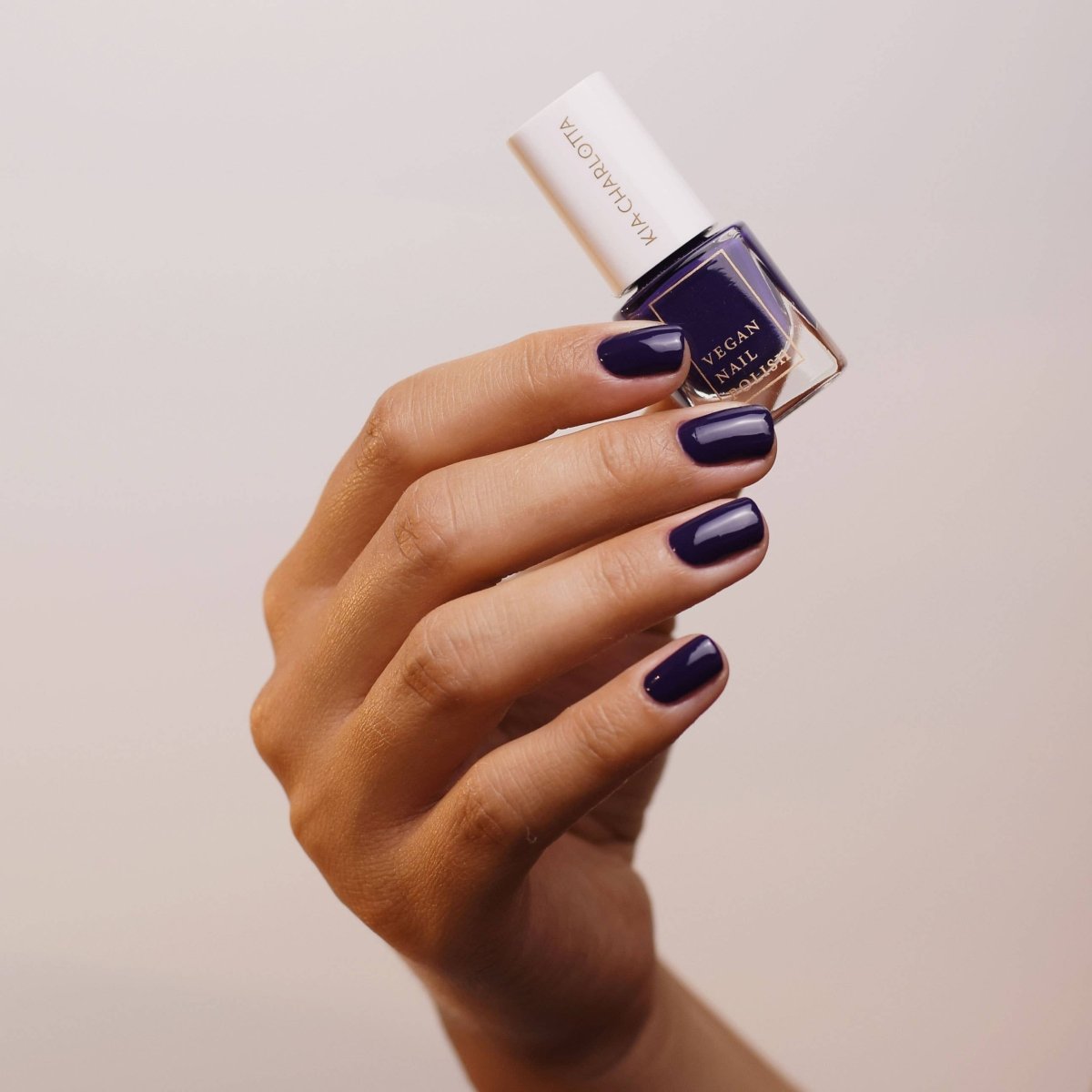 Kia - Charlotta - PRETTY AWESOME Nagellack – Dunkles Pflaume - Nagellack - ROSA ECK Concept Store