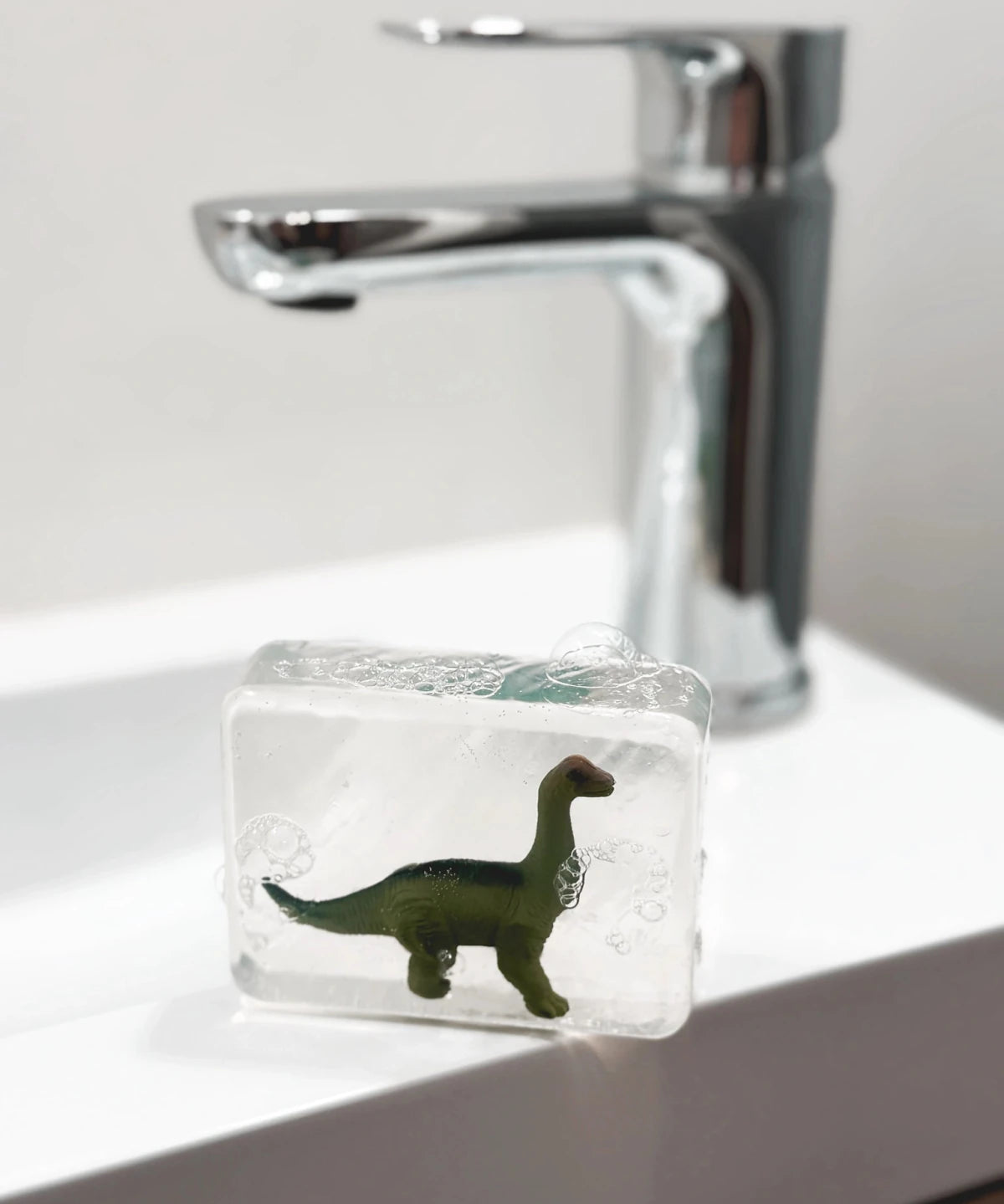 Ludi Soap - Seife mit Figur • Diplodocus - ROSA ECK