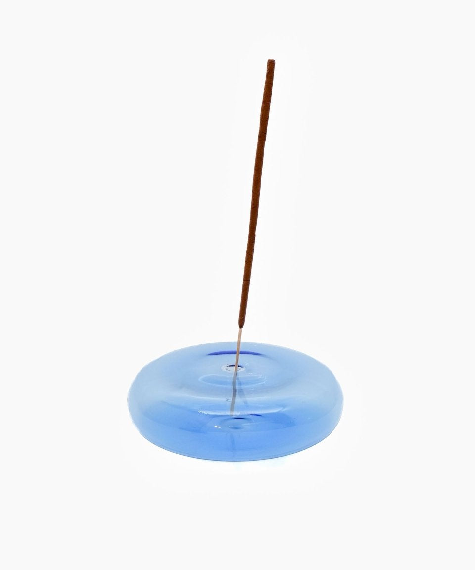 MAEGEN - DIMPLE Räucherstäbchen - Halter aus Glas • Blau - Räucherstäbchenhalter - ROSA ECK Concept Store