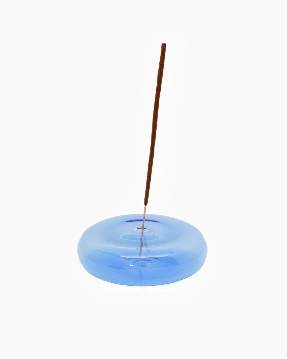 MAEGEN - DIMPLE Räucherstäbchen - Halter aus Glas • Blau - Räucherstäbchenhalter - ROSA ECK Concept Store