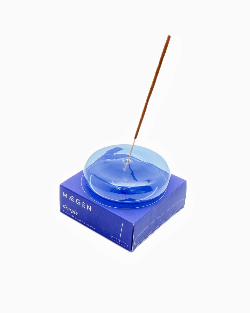 MAEGEN - DIMPLE Räucherstäbchen - Halter aus Glas • Blau - Räucherstäbchenhalter - ROSA ECK Concept Store