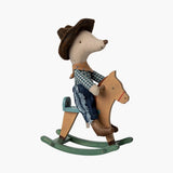 Maileg - Cowboy Maus auf Schaukelpferd – Kleiner Bruder - Spielzeug - ROSA ECK Concept Store