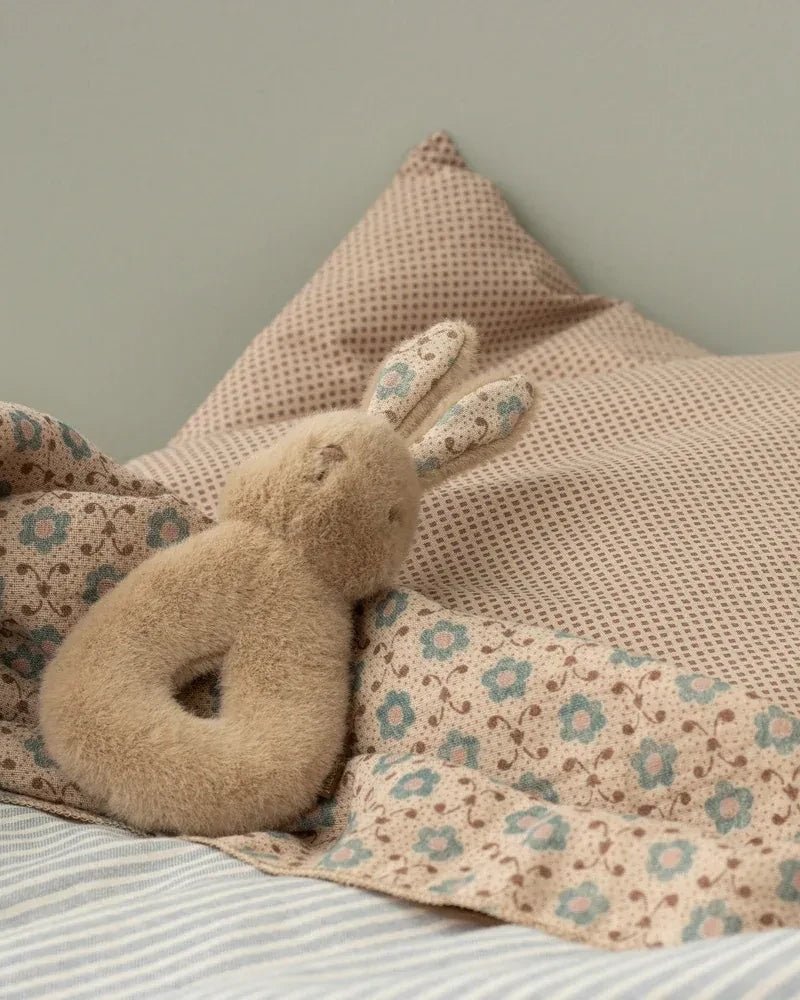 Maileg - Kaninchen Rassel Set • Creme Pfirsich - Spielzeug - ROSA ECK Concept Store