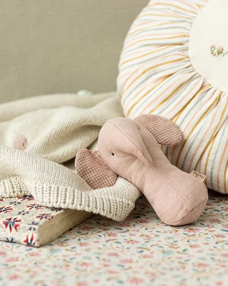 Maileg - LULLABY FRIENDS Elefant Rassel • Rose - Spielzeug - ROSA ECK Concept Store
