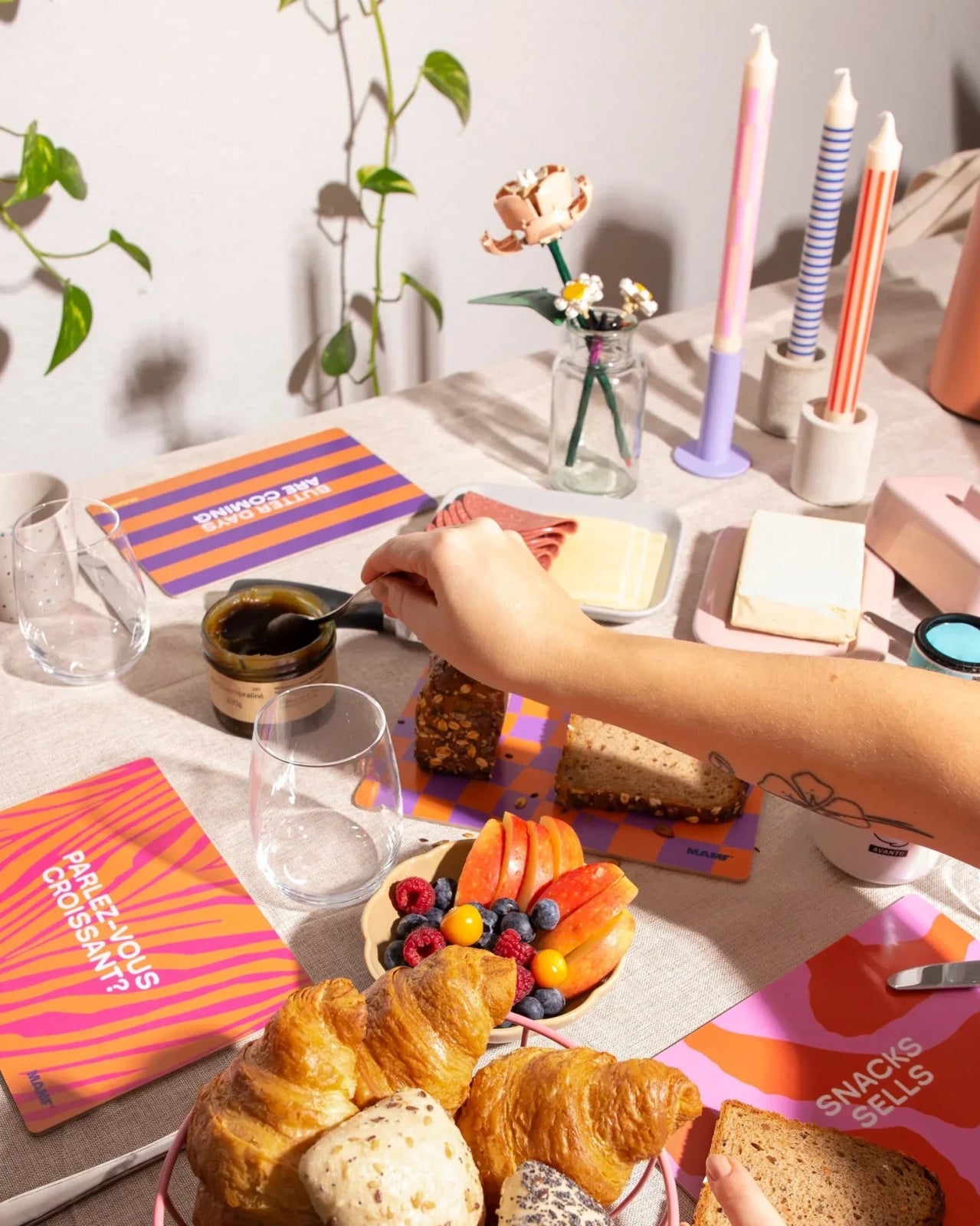 MAMF - YVES SAINT CROISSANT Frühstücksbrettchen - Serviertablett - ROSA ECK