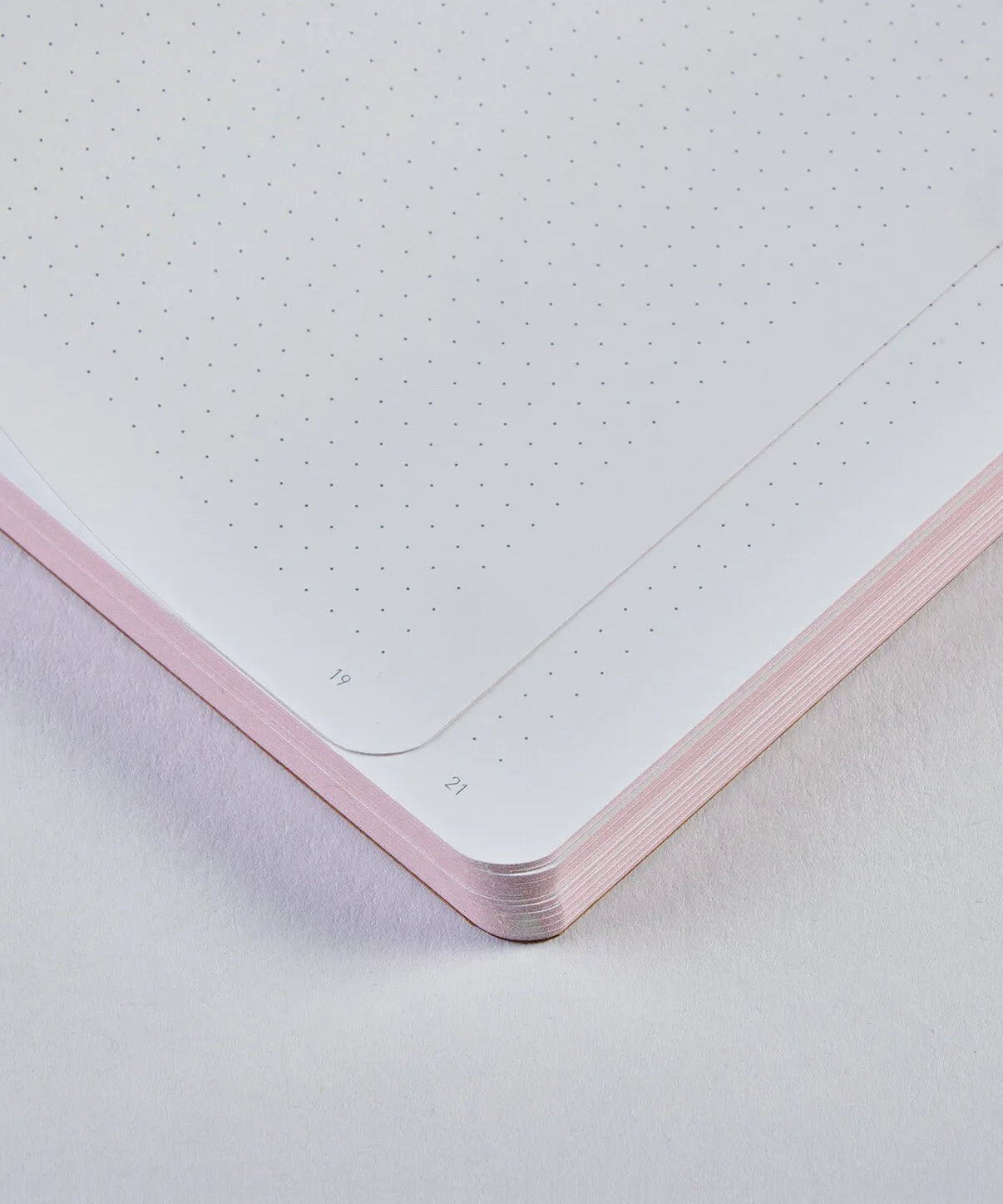 nuuna - COLOUR CLASH Notebook L | Trance Pink - Notizbuch - ROSA ECK Concept Store