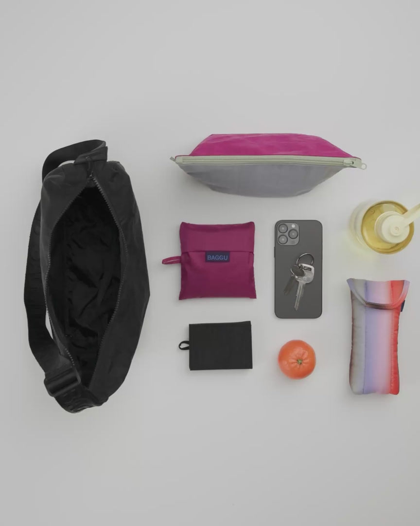 Medium Nylon Crescent Bag Umhängetasche • Piscine