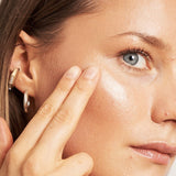 Highlighter Balm Champagne Dew am Model