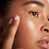 Highlighter Balm Champagne Dew am Model
