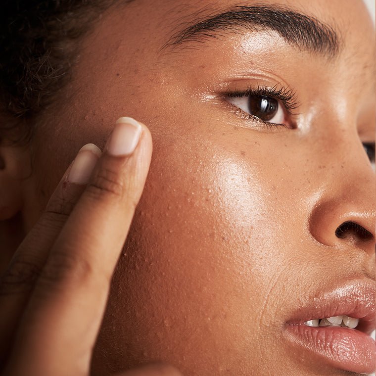 Highlighter Balm Champagne Dew am Model