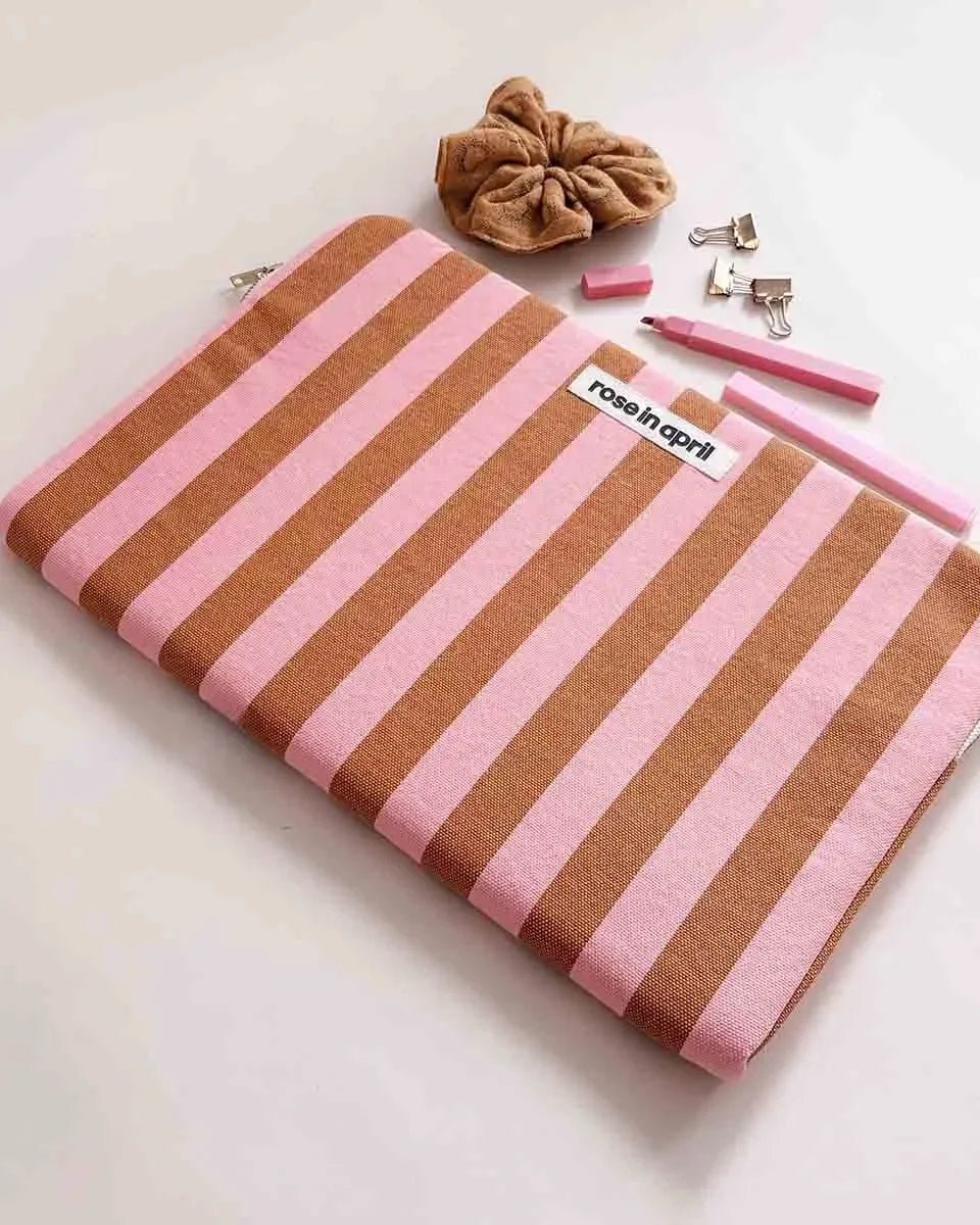 Rose in April - MAYA Laptoptasche (15/16 Zoll) • Stripes Strawberry/Caramel - ROSA ECK