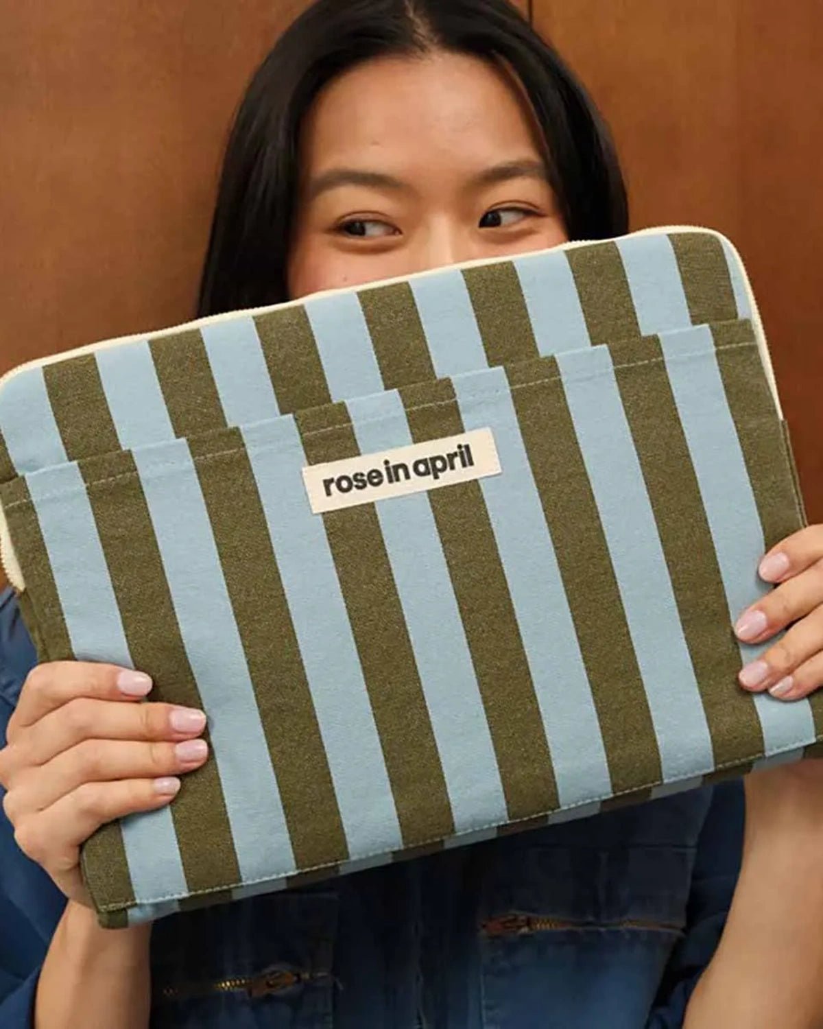 Rose in April - OCTAVE Laptophülle (13/14 Zoll) • Stripes Olive / Blue - Laptoptasche - ROSA ECK