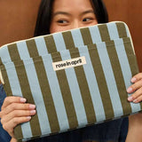 Rose in April - OCTAVE Laptophülle (13/14 Zoll) • Stripes Olive / Blue - Laptoptasche - ROSA ECK