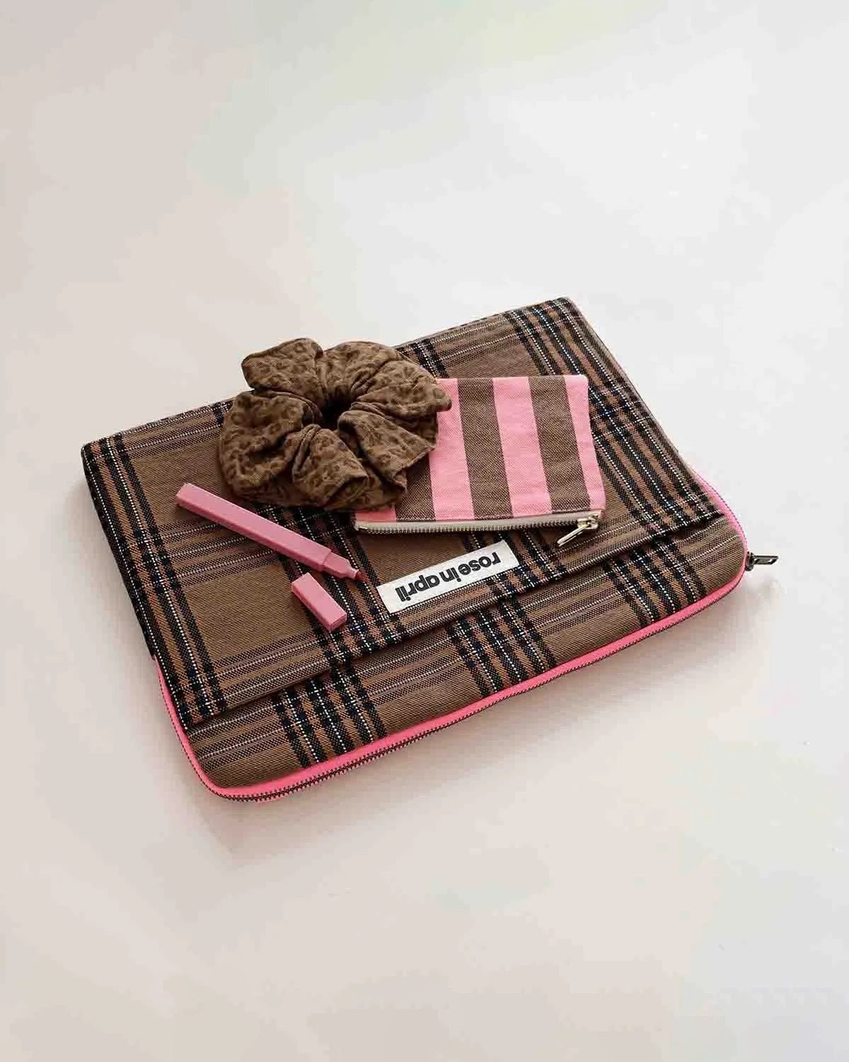 Rose in April - OCTAVE Laptophülle (13/14 Zoll) • Tartan Check - Laptoptasche - ROSA ECK