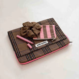 Rose in April - OCTAVE Laptophülle (13/14 Zoll) • Tartan Check - Laptoptasche - ROSA ECK