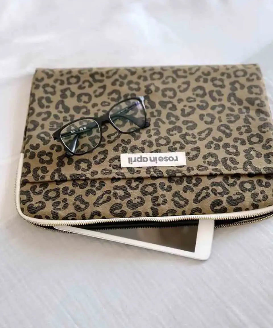 Rose in April - OCTAVE Laptoptasche (13/14 Zoll) • Leo Olive - Laptoptasche - ROSA ECK Concept Store