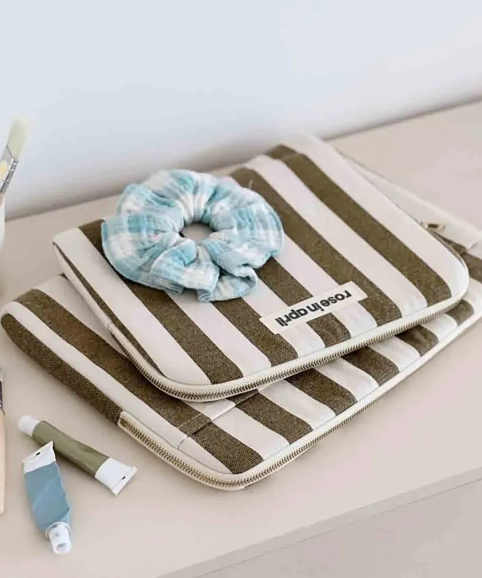 Rose in April - OCTAVE Laptoptasche (13/14 Zoll) • Streifen Olivgrün/Beige - ROSA ECK Concept Store