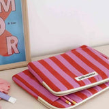 Rose in April - OCTAVE Laptoptasche (13/14 Zoll) • Stripes Orchid Red - Laptoptasche - ROSA ECK Concept Store