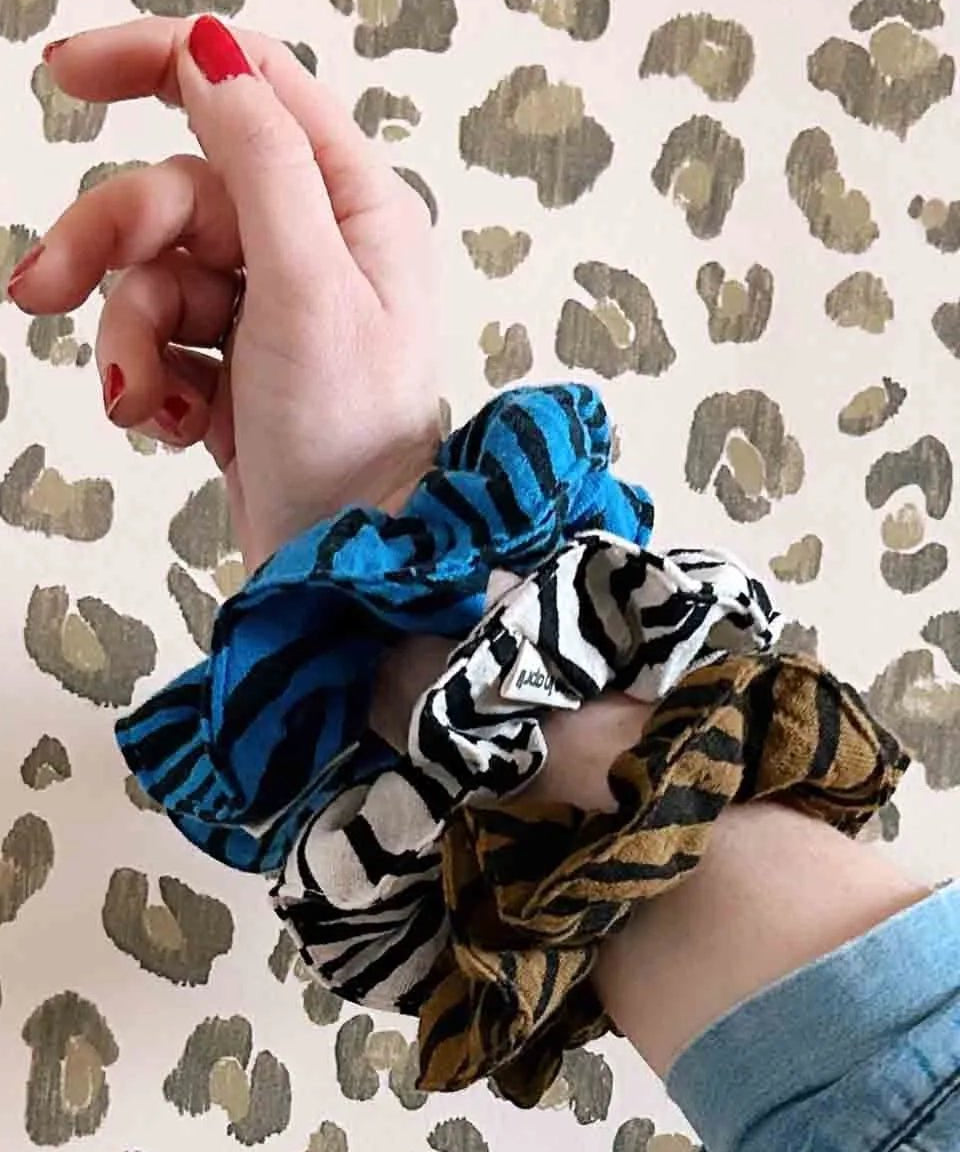 Rose in April - SCRUNCHIE Haargummi | Zebra Greek Blue - Haargummi - ROSA ECK - 