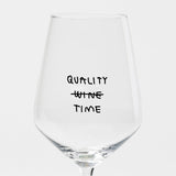 Weinglas mit Spruch „Quality Time“ – Detail des schwarzen Siebdrucks