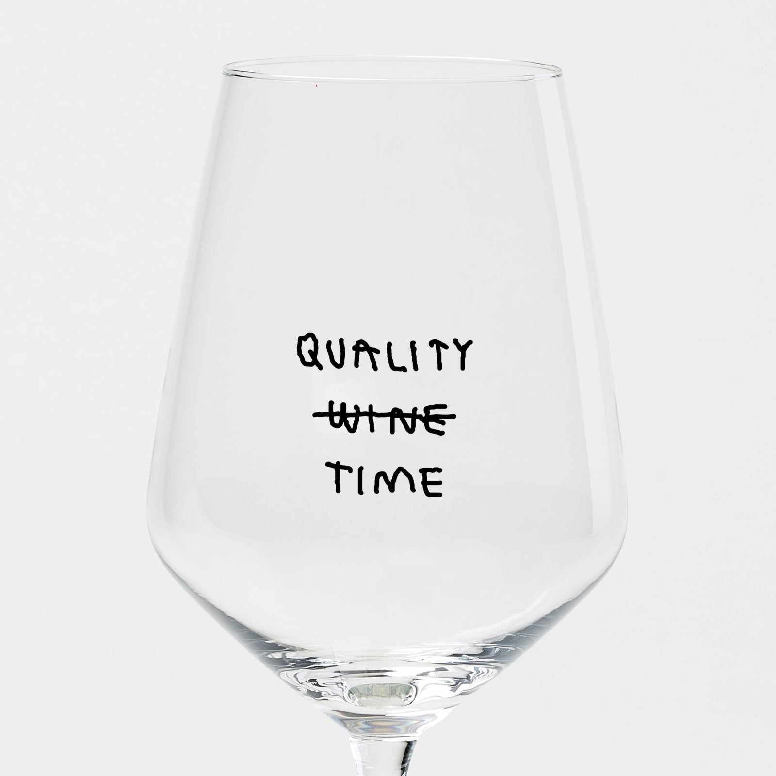 Weinglas mit Spruch „Quality Time“ – Detail des schwarzen Siebdrucks