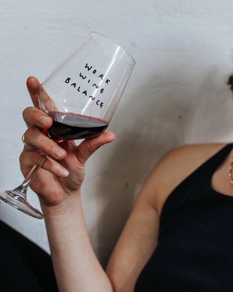 selekkt - WORK WINE BALANCE Weinglas mit Spruch - Trinkglas - ROSA ECK Concept Store