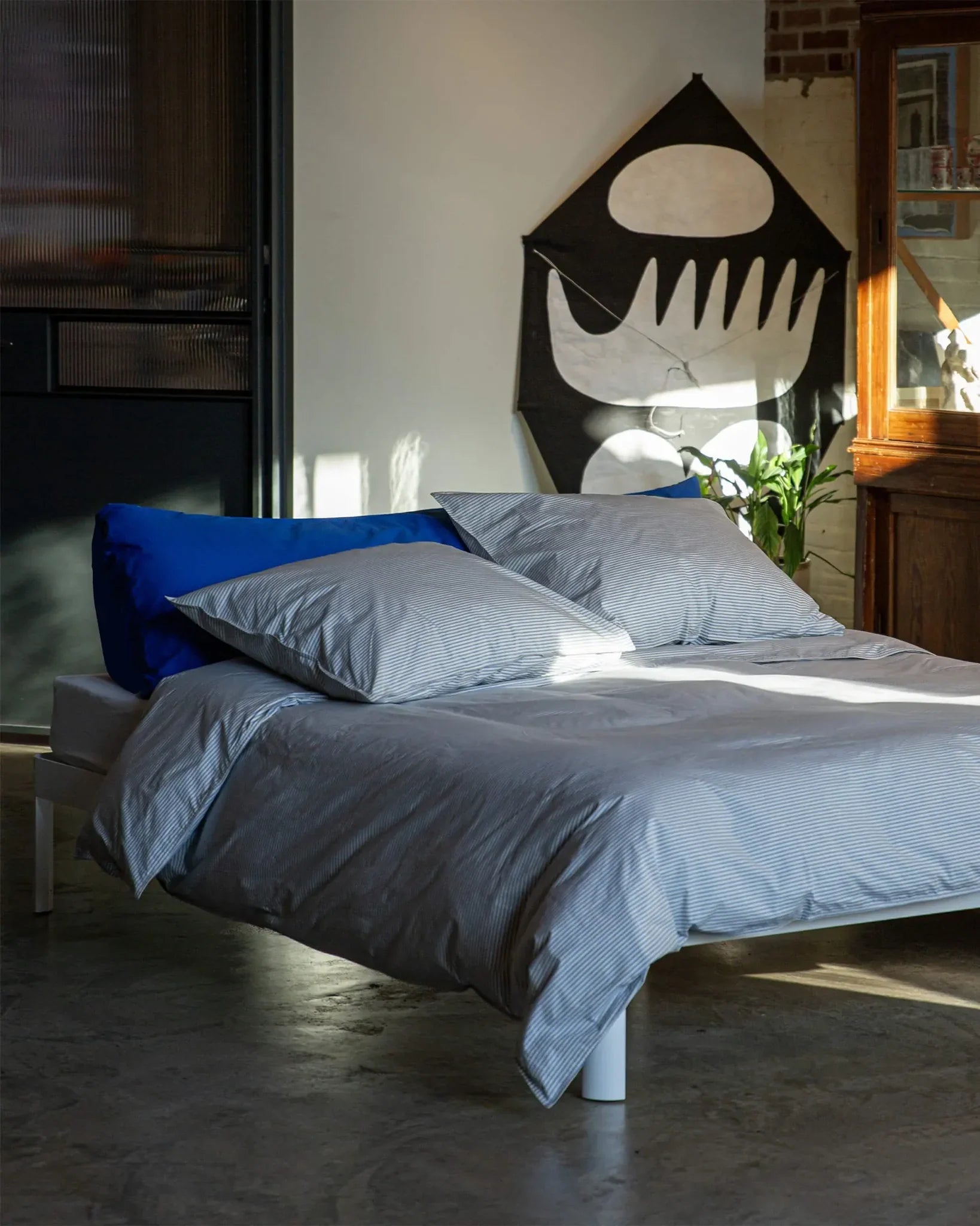 SUITE702 - Gestreifter Kissenbezug aus Bio-Baumwolle (80 x 80 cm) • Blue-Ecru - ROSA ECK