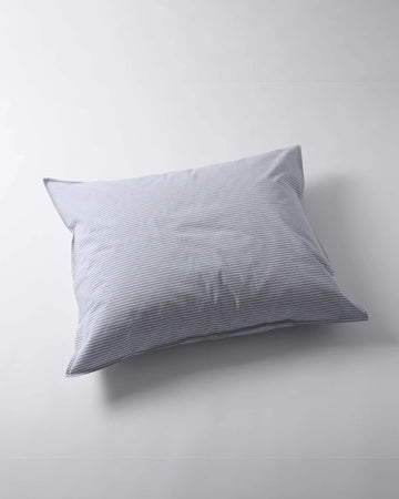 SUITE702 - Gestreifter Kissenbezug aus Bio-Baumwolle (80 x 80 cm) • Blue-Ecru - ROSA ECK