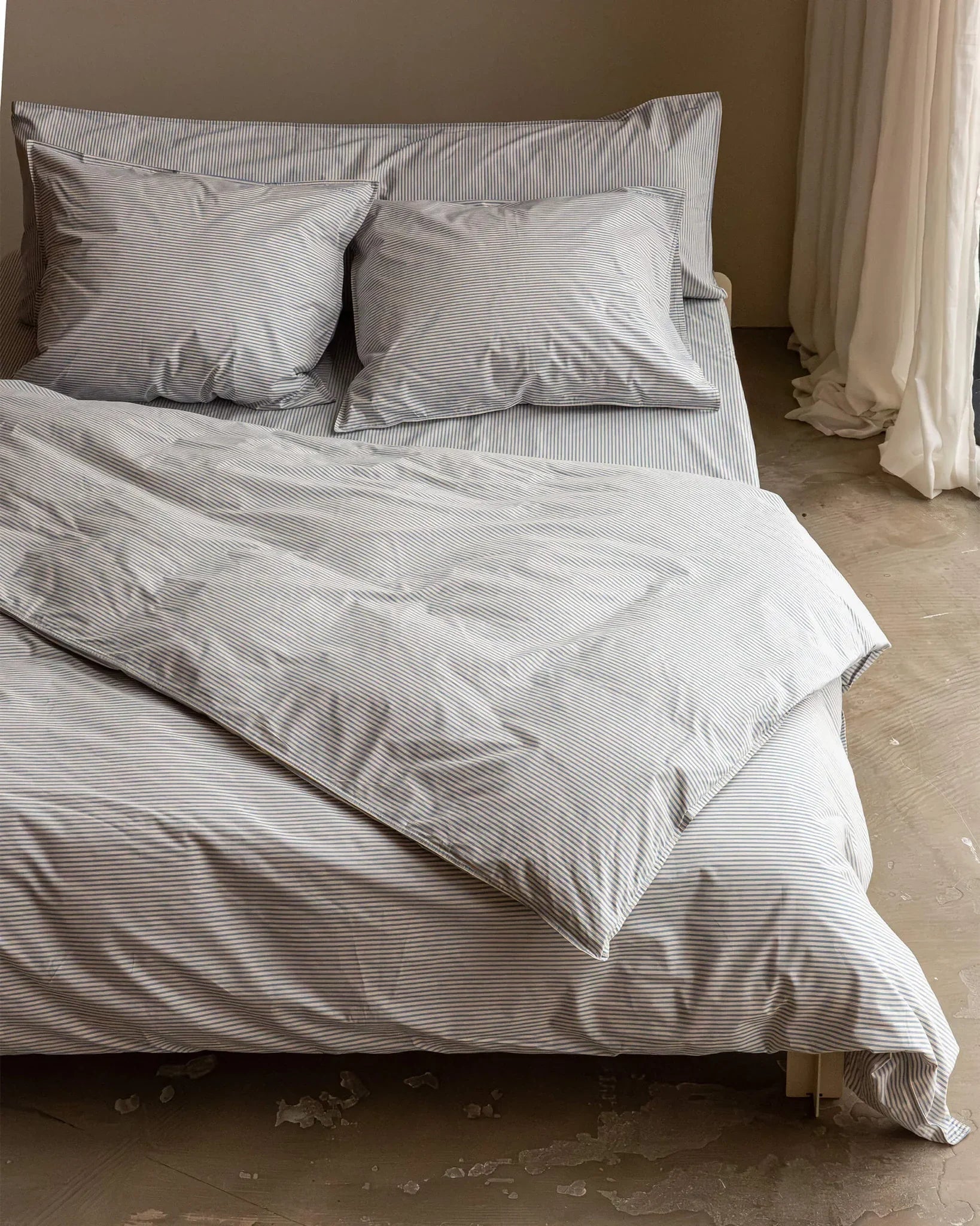 SUITE702 - Gestreiftes Spannbettlaken aus Bio-Baumwolle • Blue-Ecru - ROSA ECK