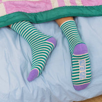 Tarta Gelatina - Gestreifte Socken • Aubergine Garden - ROSA ECK